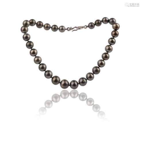 Un collier de perles de culture noires, conçu comme une seul...