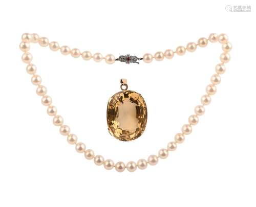 Un pendentif en citrine et un collier en perles de culture, ...