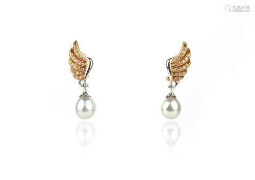 Paire de boucles d'oreilles en perles de culture et diamants...