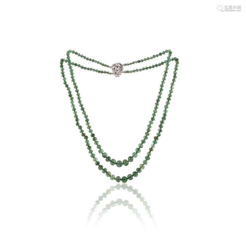 Un collier de perles d'émeraude et de diamants, composé d'un...
