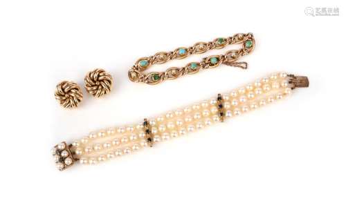 Un groupe de bijoux, comprenant : un bracelet en or serti de...