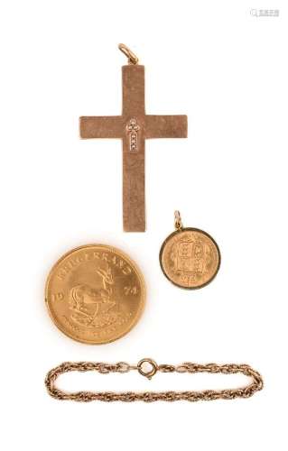 Un groupe de bijoux en or, comprenant un Krugerrand en or da...