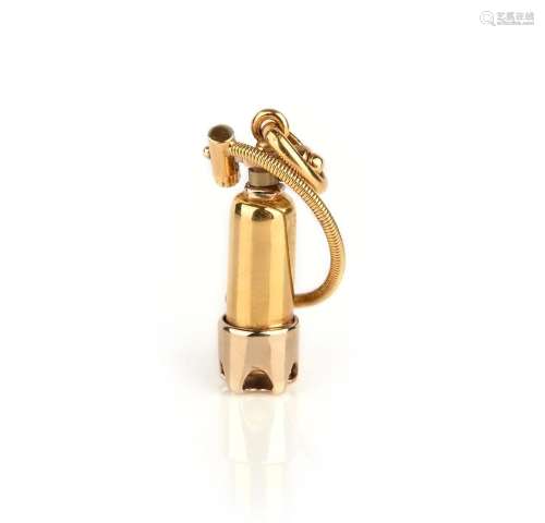Un pendentif à breloques en or, conçu comme une bouteille d'...