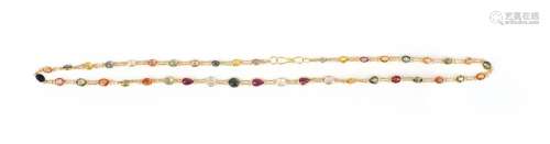 Un collier en or, saphir et rubis, conçu comme une chaîne fi...