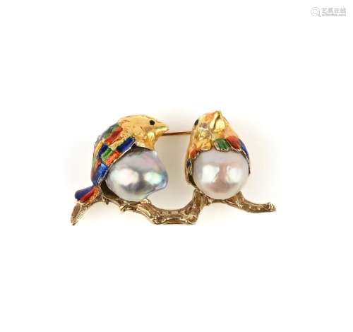 Une broche oiseau en perle et émail, conçue comme deux oisea...