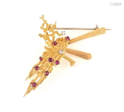 Une broche en or, rubis et diamants, 1970, de conception tex...