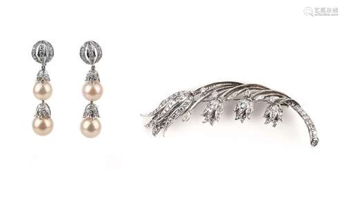 Une broche en diamant et une paire de boucles d'oreilles en ...