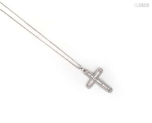 Un pendentif croix en or blanc 18ct et diamant, serti de dia...