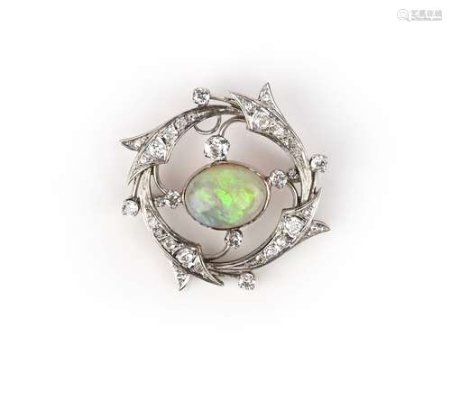 Pendentif broche en opale et diamant, l'opale blanche massiv...