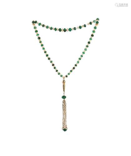Un collier de perles de prière en émeraude et perles de cult...