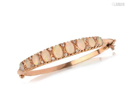 Bracelet en opale et diamant, serti d'opales blanches solide...