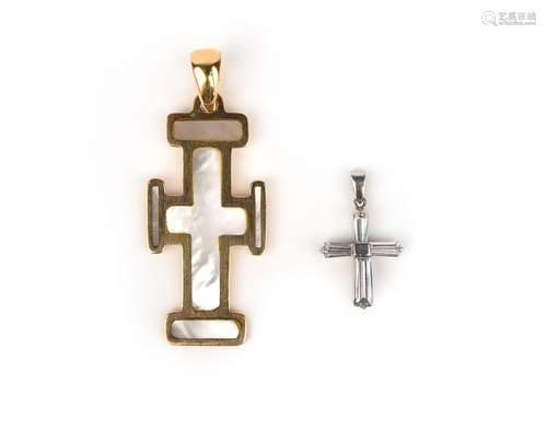 Un pendentif en nacre, Bulgari, conçu comme une croix orthod...