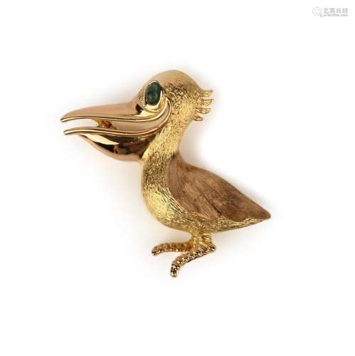 Une broche pélican en or français, l'oiseau stylisé serti d'...