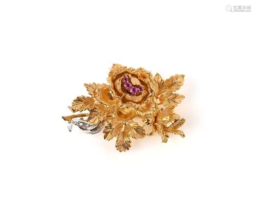 Une broche en rubis et diamants, conçue comme une gerbe de r...