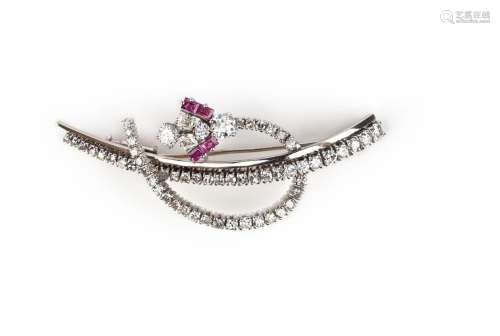 Broche en rubis et diamants, années 1960, conçue comme une g...