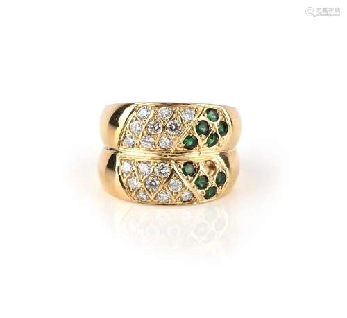 Une bague en diamant et pâte verte, conçue comme un anneau à...