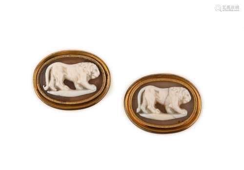Une paire de boutons en verre camée, fin du 19ème siècle, ch...