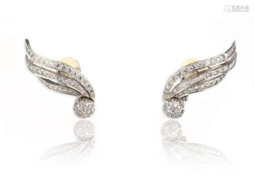 Une paire de clips d'oreille en diamant, années 1960, chacun...