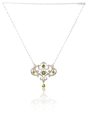 Un collier pendentif Art Nouveau en péridot et diamant, vers...