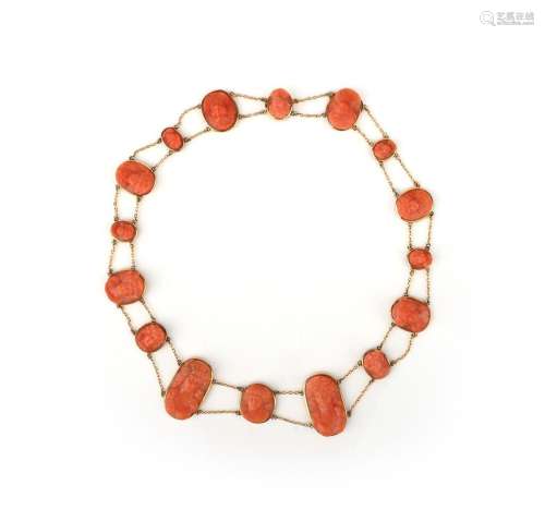 Un collier de camées en corail, 19e siècle, conçu comme une ...