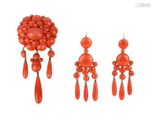 Une paire de boucles d'oreilles victoriennes en corail, de f...