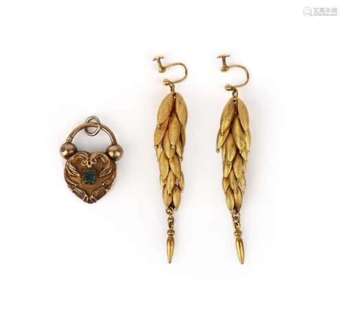 Une paire de boucles d'oreilles en métal doré et un pendenti...