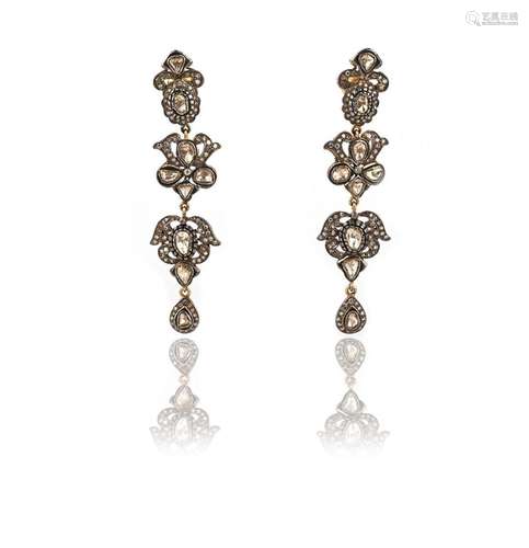 Une paire de boucles d'oreilles en diamant, chacune conçue c...