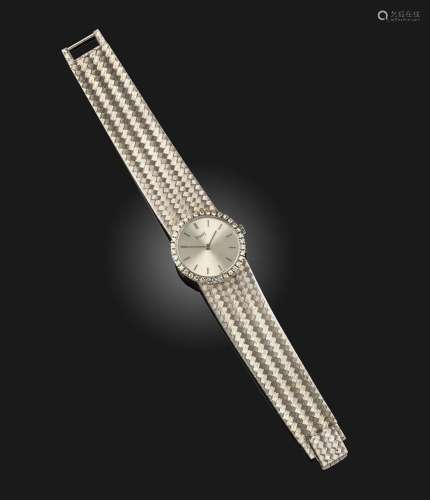 Une montre-bracelet pour dame en or blanc 18ct et diamants, ...