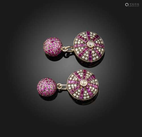 Paire de boutons de manchette en rubis et diamants, chacun c...