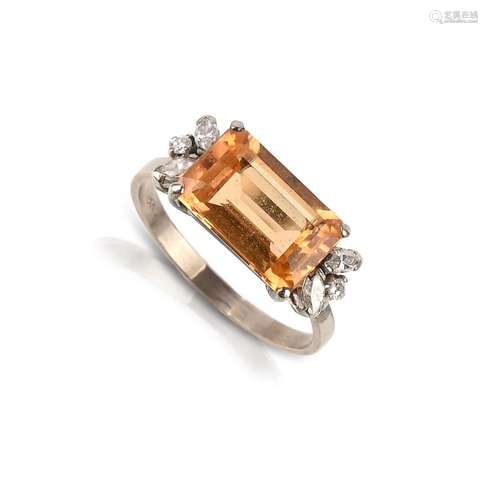 Une bague en topaze orange et diamant, la topaze de taille é...