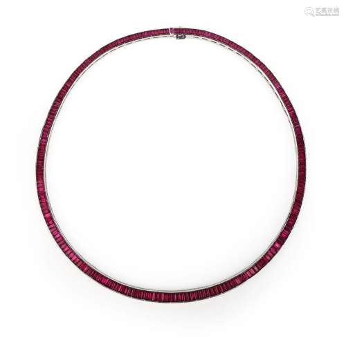 Un collier de rubis, conçu comme un collier articulé serti d...