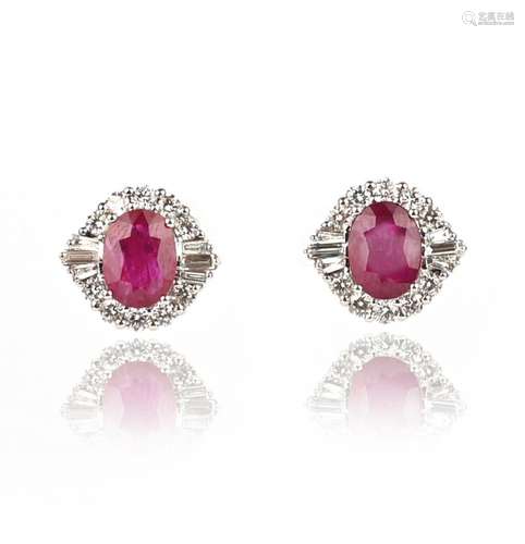 Paire de boucles d'oreilles en rubis et diamant, chacune de ...