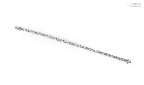 Un bracelet tennis en diamant, conçu comme une ligne articul...