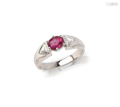 Une bague en rubis et diamant, sertie d'un rubis ovale pesan...