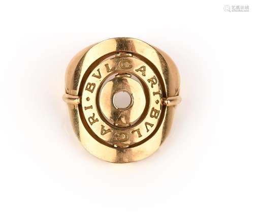 Une bague en or Bvlgari par Bulgari, en or jaune 18ct, signé...