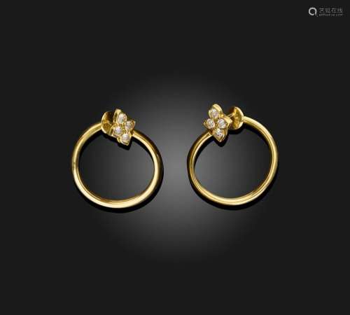 Une paire d'anneaux d'oreille en diamant et or de Cartier, c...