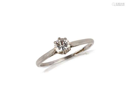 Une bague solitaire en diamant, sertie d'un diamant taille b...