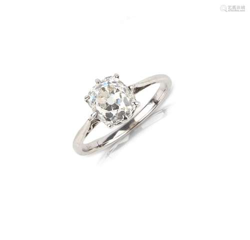 Une bague solitaire en diamant, le vieux diamant en forme de...