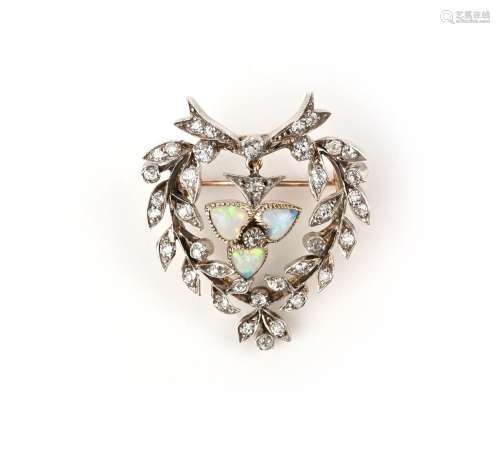 Une broche/pendentif en opale et diamant, vers 1900, composi...