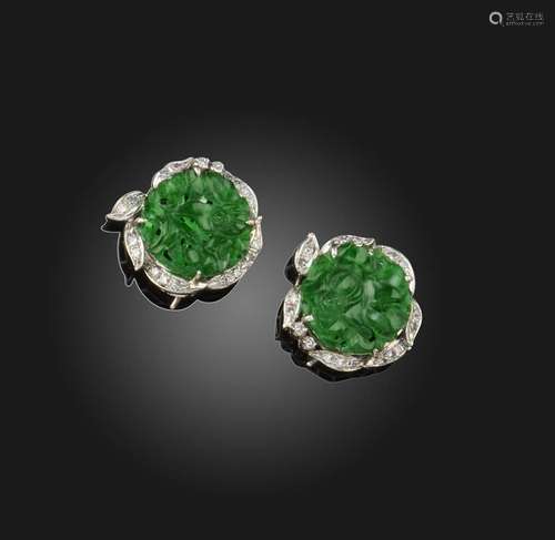 Une paire de boucles d'oreilles en jade et diamant, les disq...