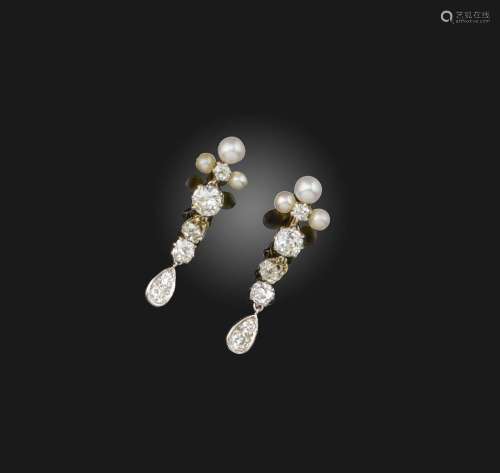 Paire de boucles d'oreilles en perles et diamants, composite...