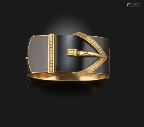 Un bracelet en émail noir victorien, conçu comme une boucle ...