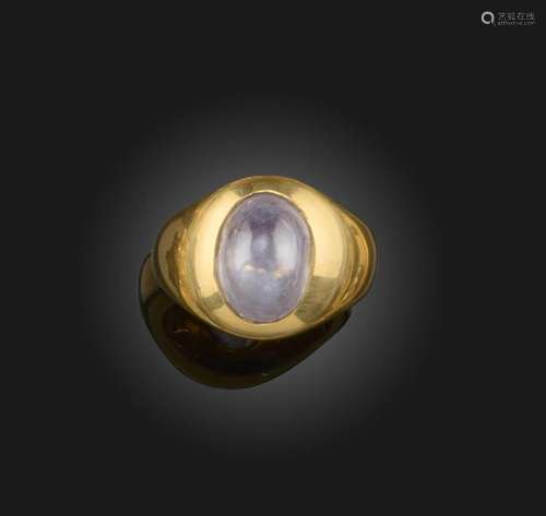 Une bague bombe en saphir, le saphir cabochon bleu pâle est ...