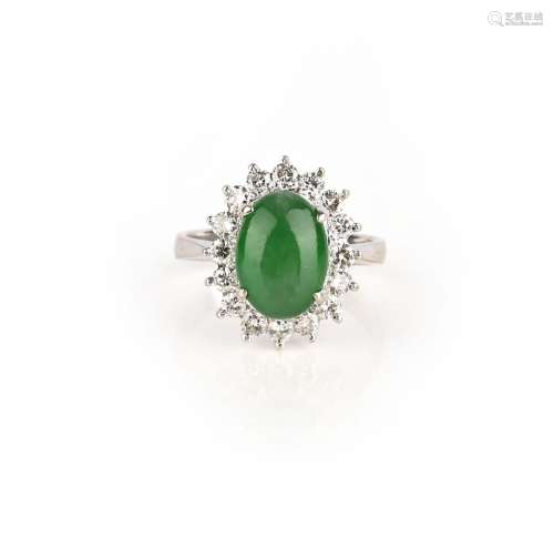 Bague en jade et diamants, le cabochon ovale en jade est ent...