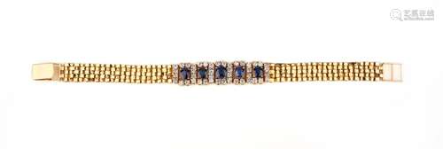 Un bracelet en saphir et diamant, composé de maillons de por...