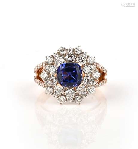 Bague à grappe en tanzanite et diamant, centrée d'une tanzan...