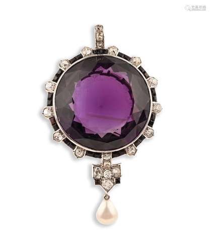 Un pendentif en améthyste, diamant et onyx, la grande améthy...