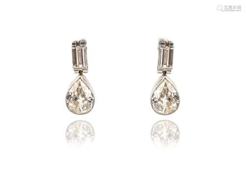 Paire de boucles d'oreilles en diamant, chacune composée d'u...