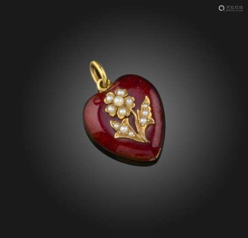 Un pendentif Edouardien en émail rouge et en perles de rocai...