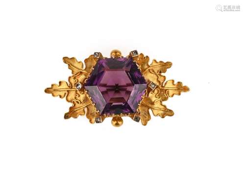 Une broche victorienne en améthyste et or, l'améthyste hexag...